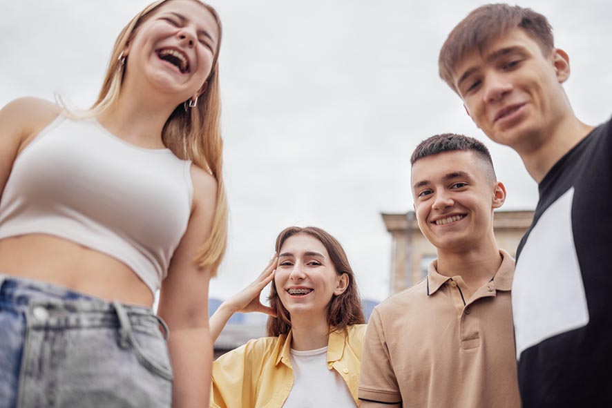 Grupo de adolescentes sonriendo juntos representando la importancia de acompañar la adolescencia